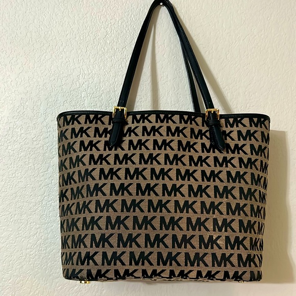 Michael Kors EUC Large Handbag - Picture 2 of 16